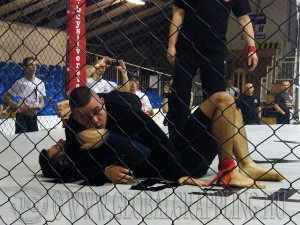 A Cage Grappling-ben nem lehet 'páston' kívülre kerülni