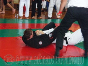 Befogott karfeszítés a Gi Grappling küzdelemben