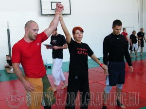 Fekete Dániel győz Vörösmarthi Tibor ellen, bíró Balogh Andrea