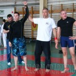 Fekete Sándor vezetőbíró győztest hirdet a NoGi küzdelem végén