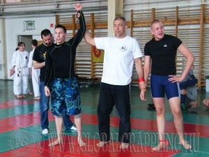 Fekete Sándor vezetőbíró győztest hirdet a NoGi küzdelem végén