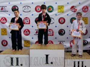 A Gi Grappling Manó Fiú 28 kg dobogója