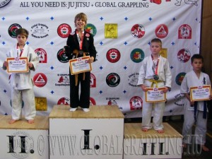 A Gi Grappling Gyermek 1 Fiú 35 kg dobogója