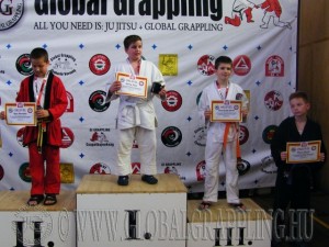 A Gi Grappling Gyermek 1 Fiú 40+ kg dobogója