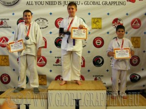 A Gi Grappling Gyermek 2 Fiú 55+ kg dobogója