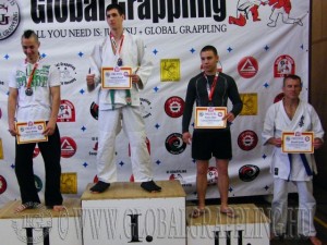 A Combat Grappling Felnőtt Férfi 75 kg dobogója