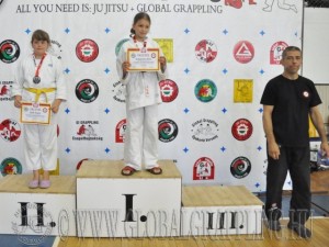 Gi Grappling Gyermek 1 Leány 35+ kg. dobogója