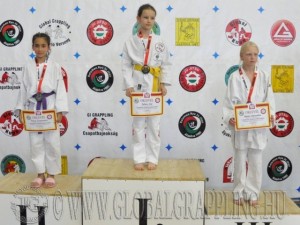 Gi Grappling Gyermek 1 Leány 30 kg. dobogója