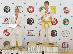 Gi Grappling Gyermek 2 Fiú 40 kg dobogója