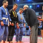 Shihan Gyebnár Ferenc érmeket ad át