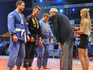 Shihan Gyebnár Ferenc érmeket ad át