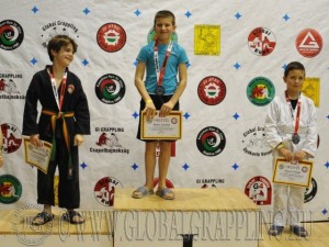 A Gi Grappling Gyermek 1 Fiú 32 kg. kategória dobogója