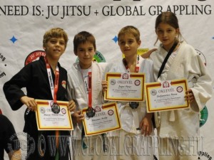A Gi Grappling Gyermek 2 Fiú 36 kg. kategória dobogója