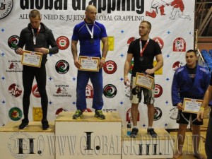 A Gi Grappling Kezdő Felnőtt Férfi 75 kg. kategória dobogója