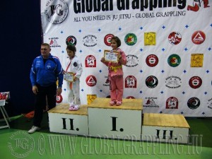 A Gi Grappling Manó Leány 27 kg. kategória dobogója