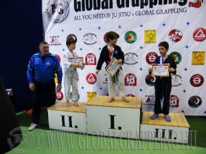 A Gi Grappling Gyermek 1 Fiú 32 kg. kategória dobogója