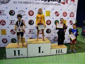 A Gi Grappling Gyermek 2 Fiú 32 kg. kategória dobogója