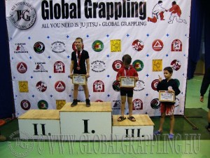 A NoGi Grappling Gyermek 2 fiú 32 kg. kategória dobogója