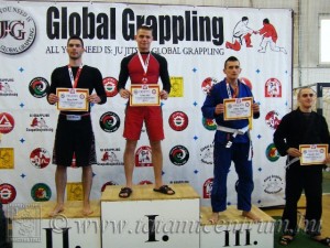 A Gi Grappling Kezdő Felnőtt Férfi 75 kg kategória dobogója