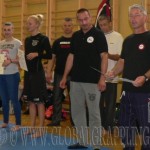 Vancsik Nándor oklevelet ad át a Gi Felnőtt Női kategóriában