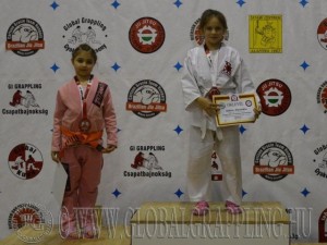 A Gi Grappling Manó Leány 32 kg kategória dobogója