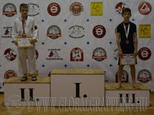 A Gi Grappling Gyermek 2 Fiú 40 kg kategória dobogója