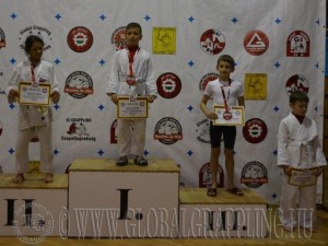 A Gi Grappling Gyermek 2 Fiú 32 kg kategória dobogója