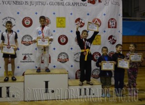 A Gi Grappling Gyermek 1 Fiú 28 kg kategória dobogója