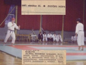 Pillanatkép az 1987-es bemutatótól. A padon ülnek Kelemen István, Szurkos Imre, Várszegi Rudolf, Gál István, Tóth Csaba