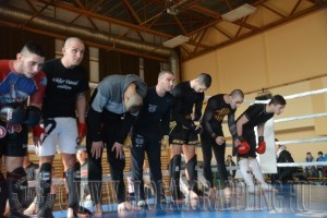 Egy csapatpárbaj a köszönéssel kezdődik