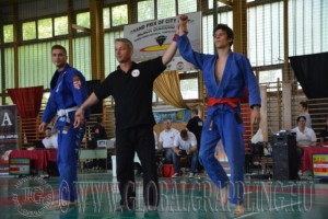 Kovács Gábor eredményt hirdet a Gi Junior Fiú kategóriában