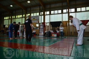 A csapatpárbaj elején és végén köszönnek egymásnak a csapatok