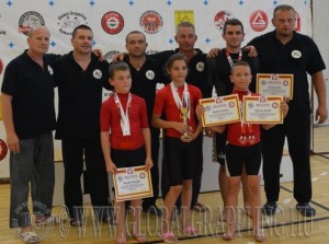 A Legeredményesebb női versenyző Tóth Alexa csapattársaival ésa bírákkal