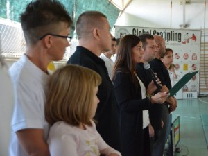 Pálinkás Szilvia beszédet mond, előtérben Farkas Adrienn és Rohács Bíborka