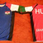 A magyar versenyzők piros és kék rashguard-ja