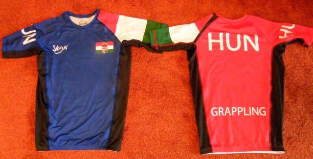 A magyar versenyzők piros és kék rashguard-ja