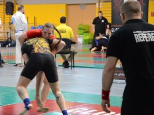Csak sárga COACH pólóban széken ülve lehet instruálni a versenyzőt