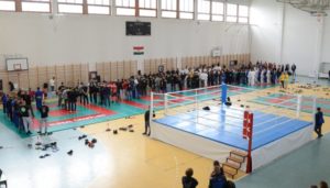 A négy tatami mellett a ring és a bemelegítő pást is bőven elfért