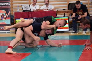 Egy látványos pillanat a NoGi Grappling küzdelemben
