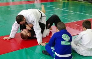 Szekeres Ákos és Varga Levente technikát mutatnak a gyerekeknek