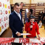 Díjat ad át Lorcsi Pluhár és árpáty Ernő, a sportbizottság elnöke