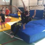 Dobástechnikák gyakorlása a vastag szőnyegen