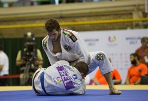 A Gi és NoGi Expert kategóriákban a JJIF szabályai szerint folyik a küzdelem