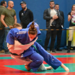 Földrevitel női Gi Grappling küzdelem közben