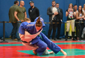 Földrevitel női Gi Grappling küzdelem közben
