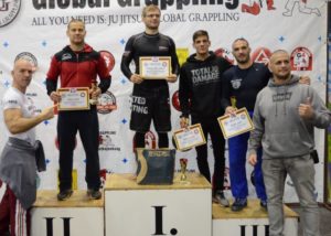 Sárközi Róbert és Laczkó Balázs a NoGi Open 80+ kg díjait adja át