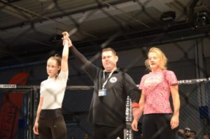 Tálos Lajos bírónk női NoGi-Cage Grappling mérkőzés győztest hirdet